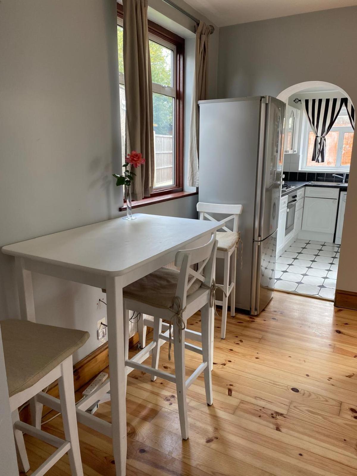 Lovely Rooms In West London Northolt  المظهر الخارجي الصورة