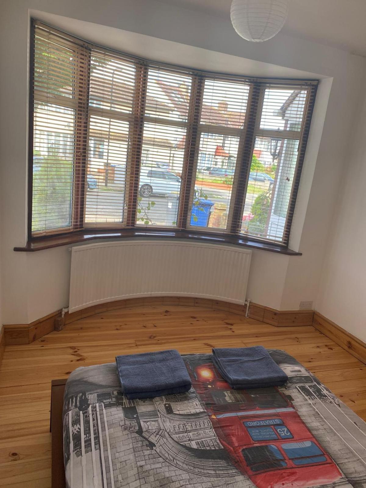 Lovely Rooms In West London Northolt  المظهر الخارجي الصورة